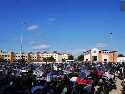 A partire dalle ore 16 del 4 settembre, una folla di oltre 300 motociciclisti sono entrati nella parrocchia Nativit� di Nostro Signore di Catino per assistere ai funerali di Tommy Vessia

